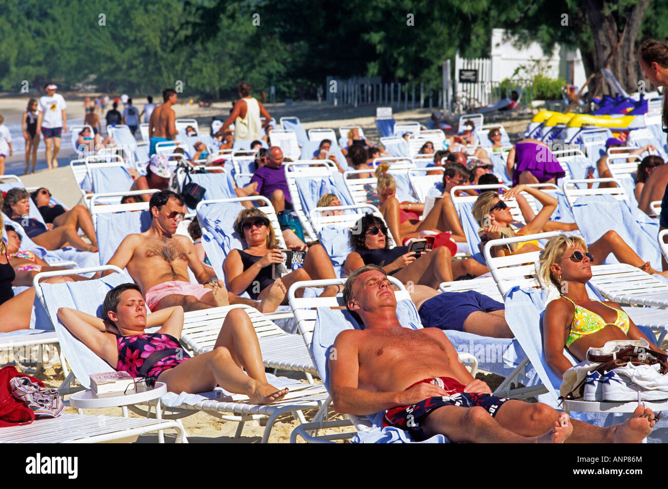 Menschen nehmen Sie ein Sonnenbad am Strand auf Grand Cayman Island Stockfoto