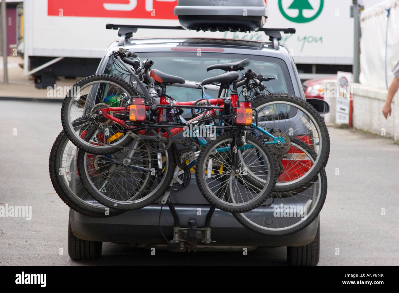 Fahrrder auf einem Fahrradtrger auf der Rckseite eines Autos  Stockfotografie - Alamy