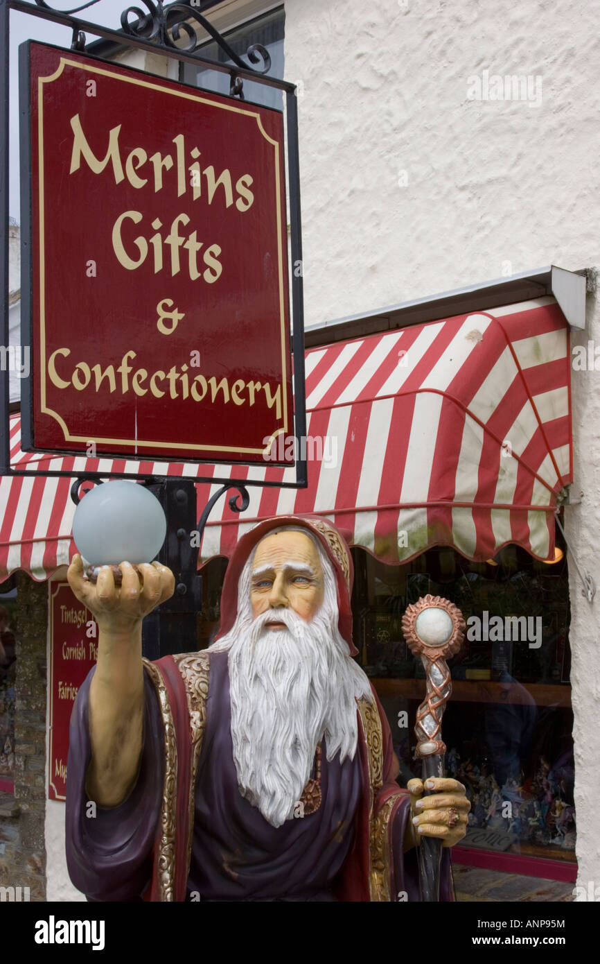 Eine plastische Figur des berühmten Zauberers Merlin hält eine Kugel außerhalb ein Geschenkladen in Tintagel Stockfoto