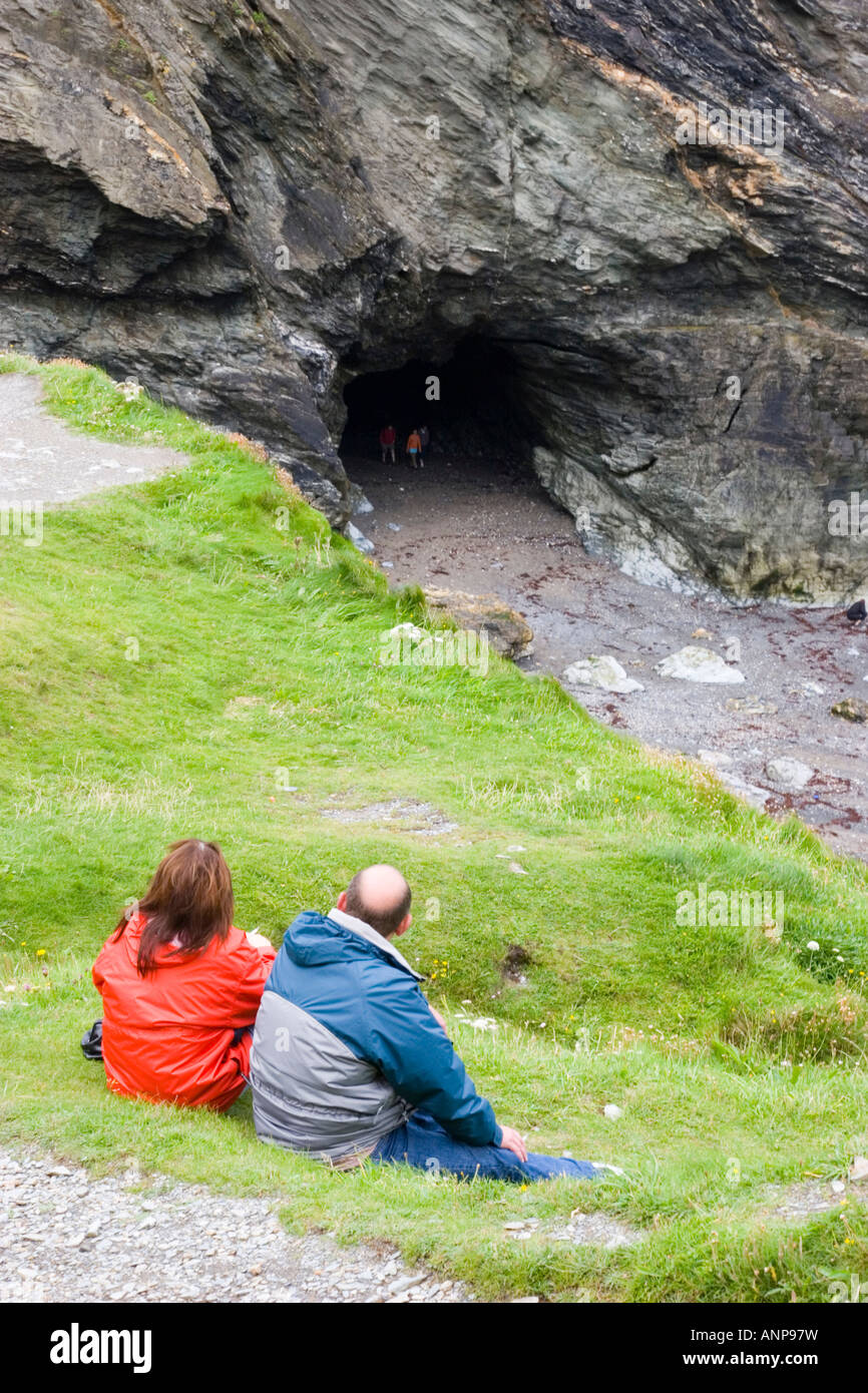 Merlin s Höhle am Strand unterhalb des Schlosses in Tintagel North Cornwall Stockfoto