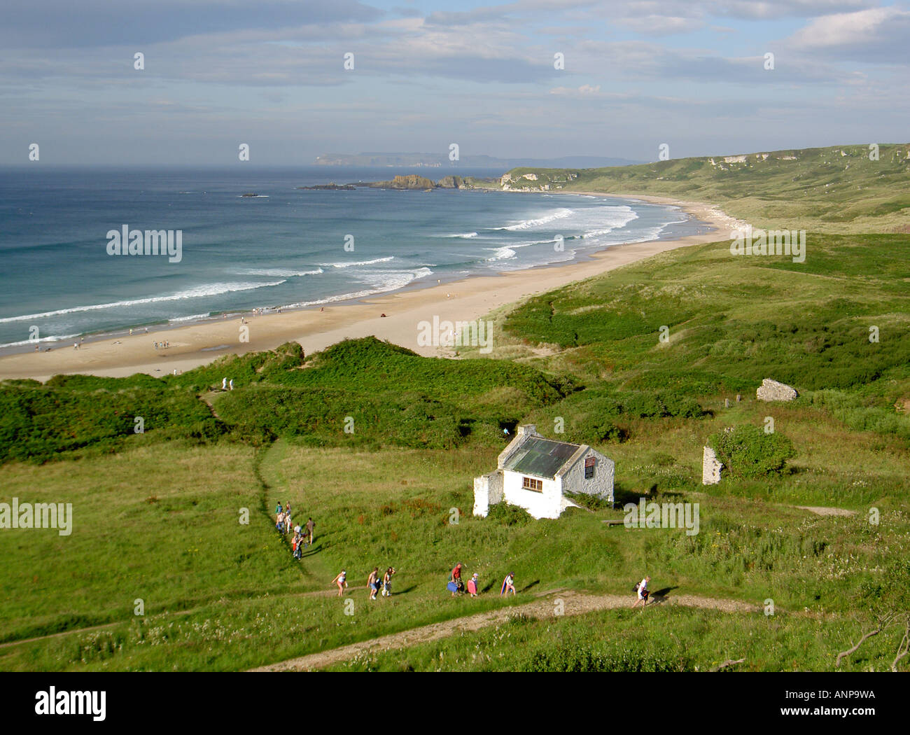 White Park Bay an der Giants Causeway Coast im County Antrim, Nordirland. Rathlin Island in der Ferne. Sommer Stockfoto