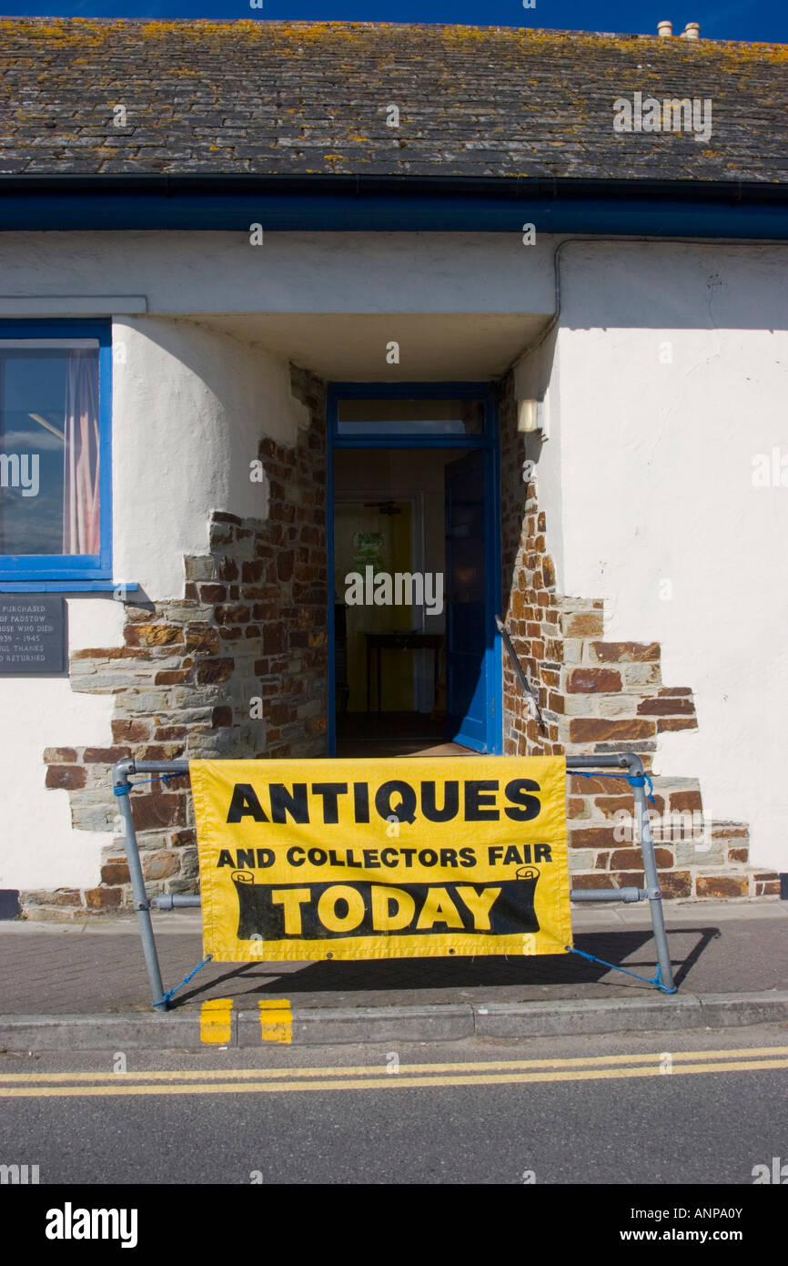 Melden Sie Werbung ein Antiquitäten und Sammler Messe außerhalb einer Halle in Padstow North Cornwall Stockfoto