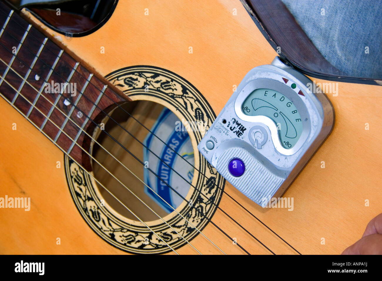 Akustische Gitarre abgestimmt, mit einem Elektro-Tuner in Mexiko-Stadt Mexiko Stockfoto