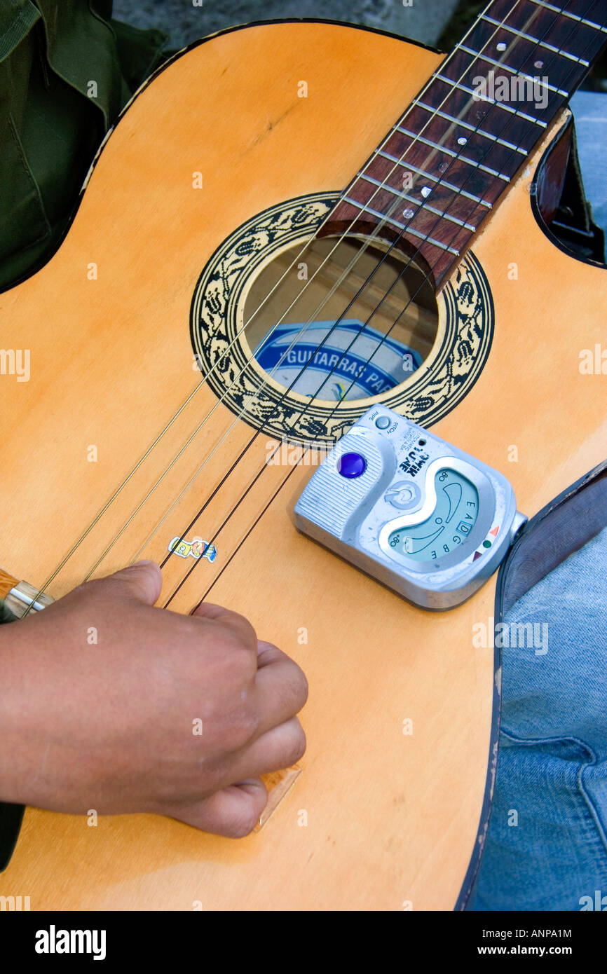 Akustische Gitarre abgestimmt, mit einem elektrischen Tuner in Mexiko-Stadt Mexiko Stockfoto