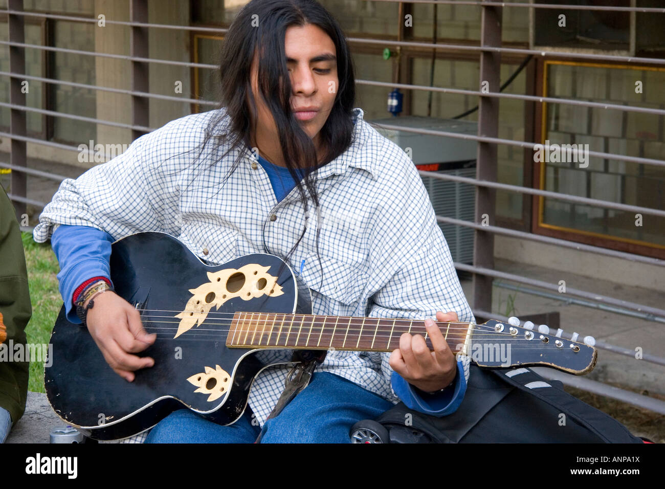 Mexikanische Mann spielt die akustische Gitarre in Mexiko-Stadt Mexiko Stockfoto