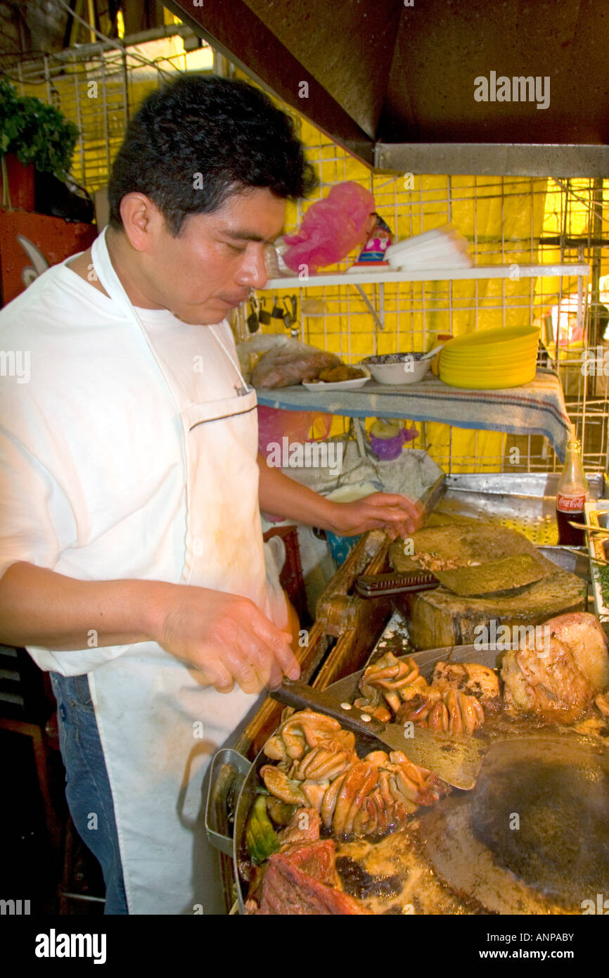 Kreditor Kochen Kuh Darm auf dem Merced-Markt in Mexiko-Stadt Mexiko Stockfoto