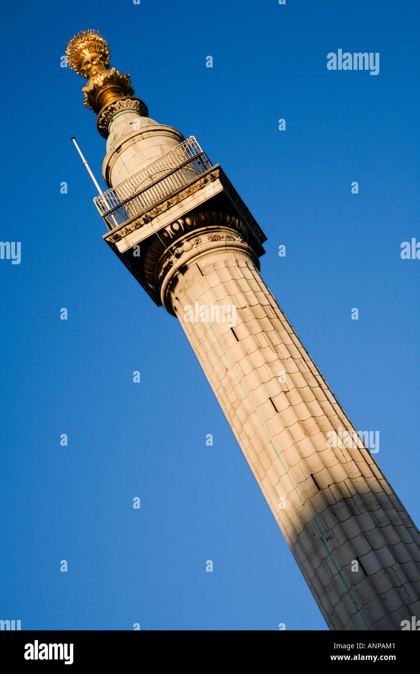 Das Denkmal für den großen Brand von London sonnenbeschienenen gegen den blauen Himmel Monument Street in London, England Stockfoto