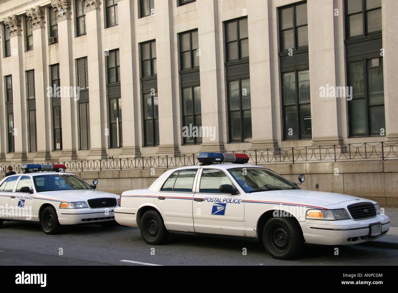 US Postal Police außerhalb von New York City Post Office Stockfoto