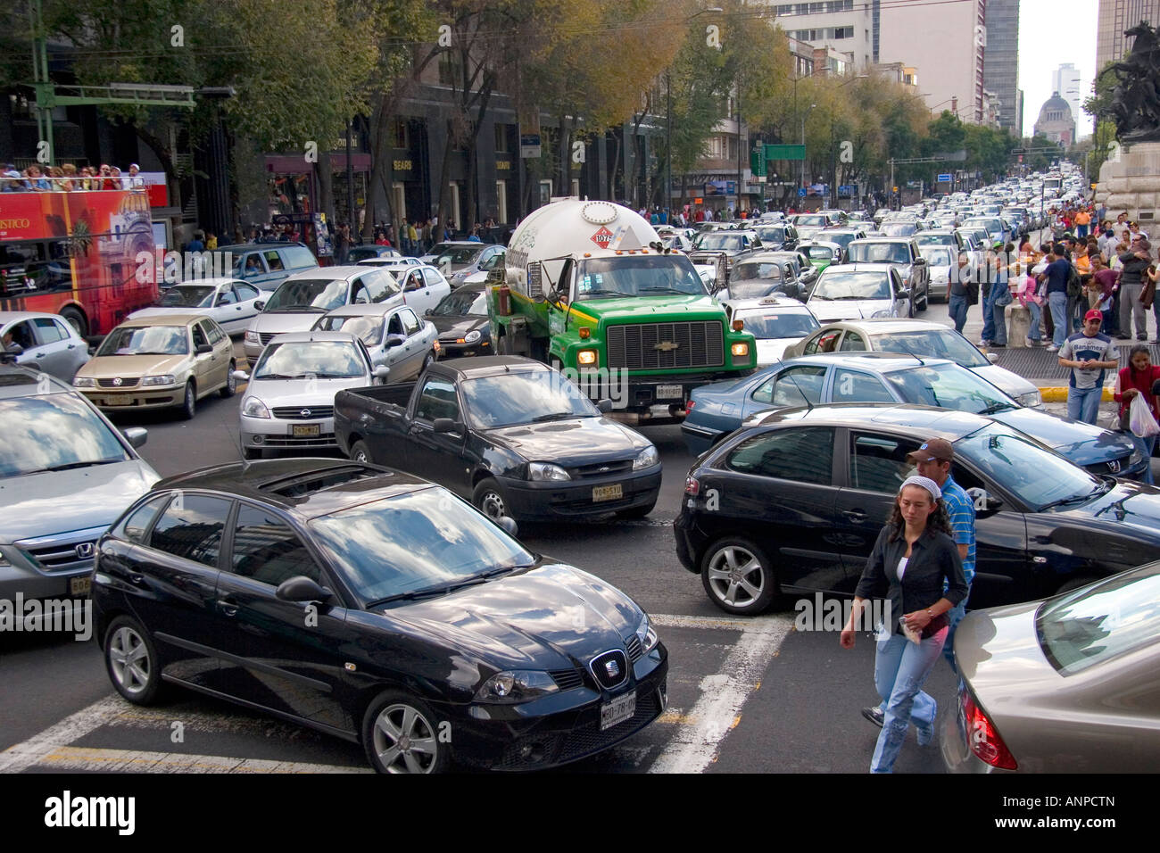 Dichtem Verkehr an der Kreuzung der Paseo De La Reforma und Eje Central Lazaro Cardenas in Mexiko-Stadt Mexiko Stockfoto