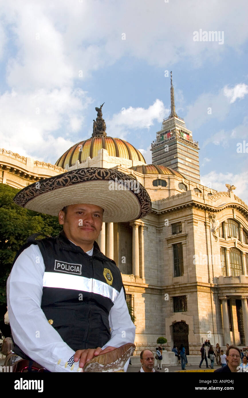 Ein Polizist trägt einen Sombrero vor dem Palast der schönen Künste in Mexiko-Stadt Mexiko Stockfoto