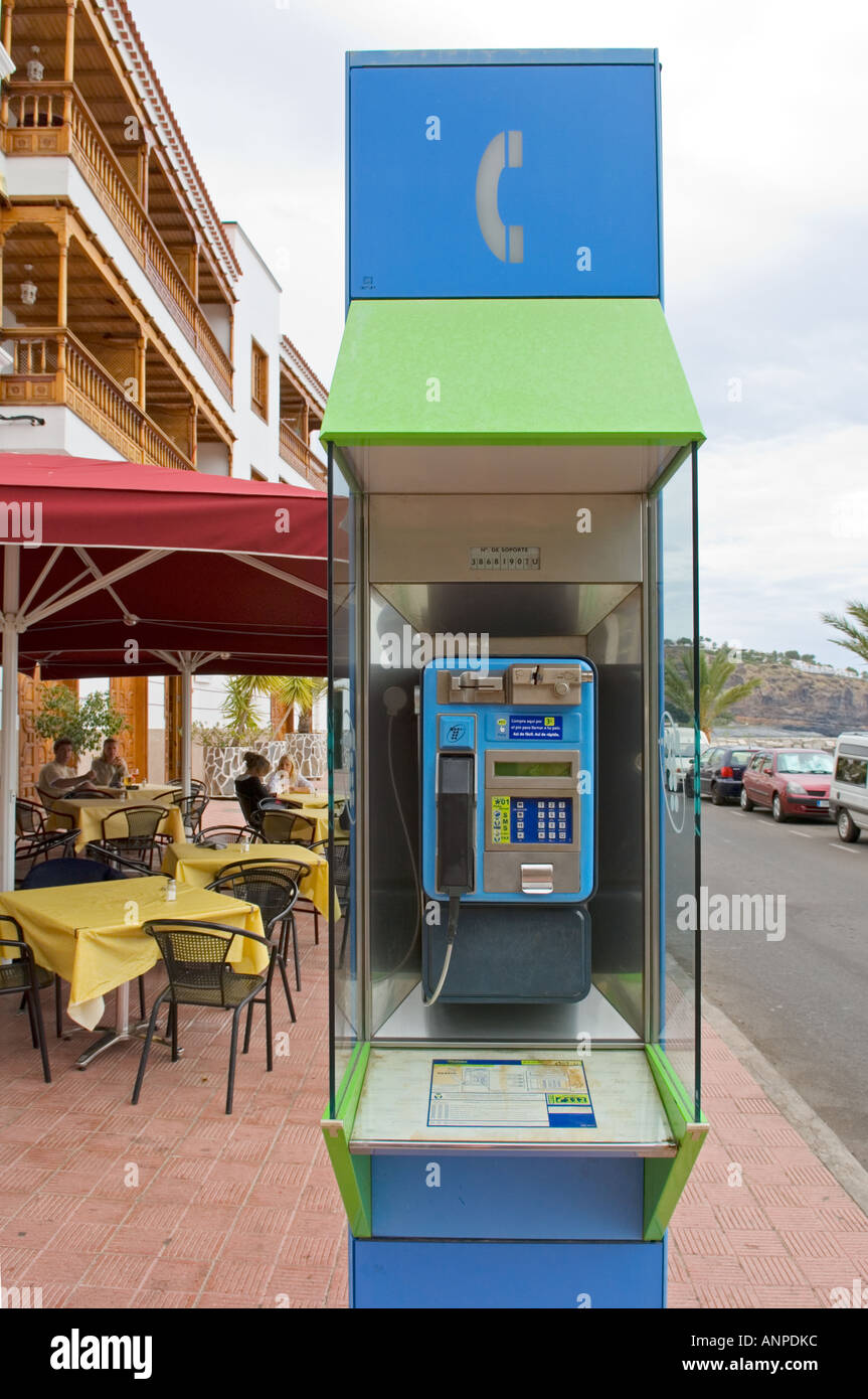 Spanischen öffentlichen Feld Pay Telefonzelle auf Straße in Playa Santiago, La Gomera, Kanarische Inseln. Stockfoto