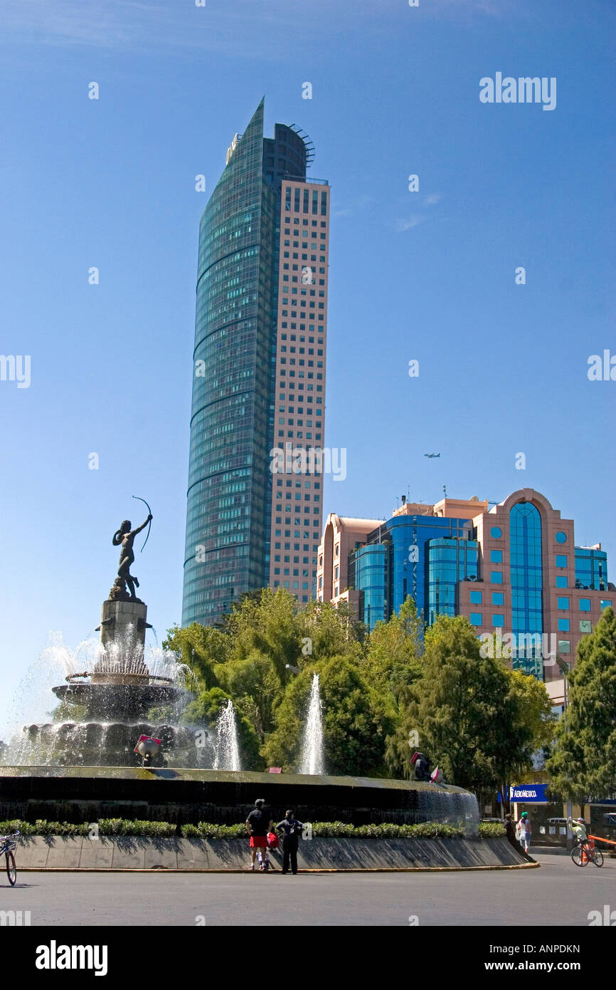 Die Brunnen von Diana Cazadora und der Torre Mayor befindet sich auf dem Paseo De La Reforma in Mexiko-Stadt Mexiko Stockfoto