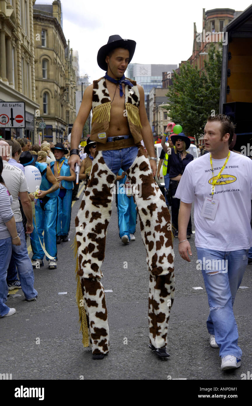 Cowboy Kostüm Karneval Manchester 2006 gay-Pride Homosexuelle Kostümfest  Stelzen Feier Deansgate England uk Farbe Stockfotografie - Alamy