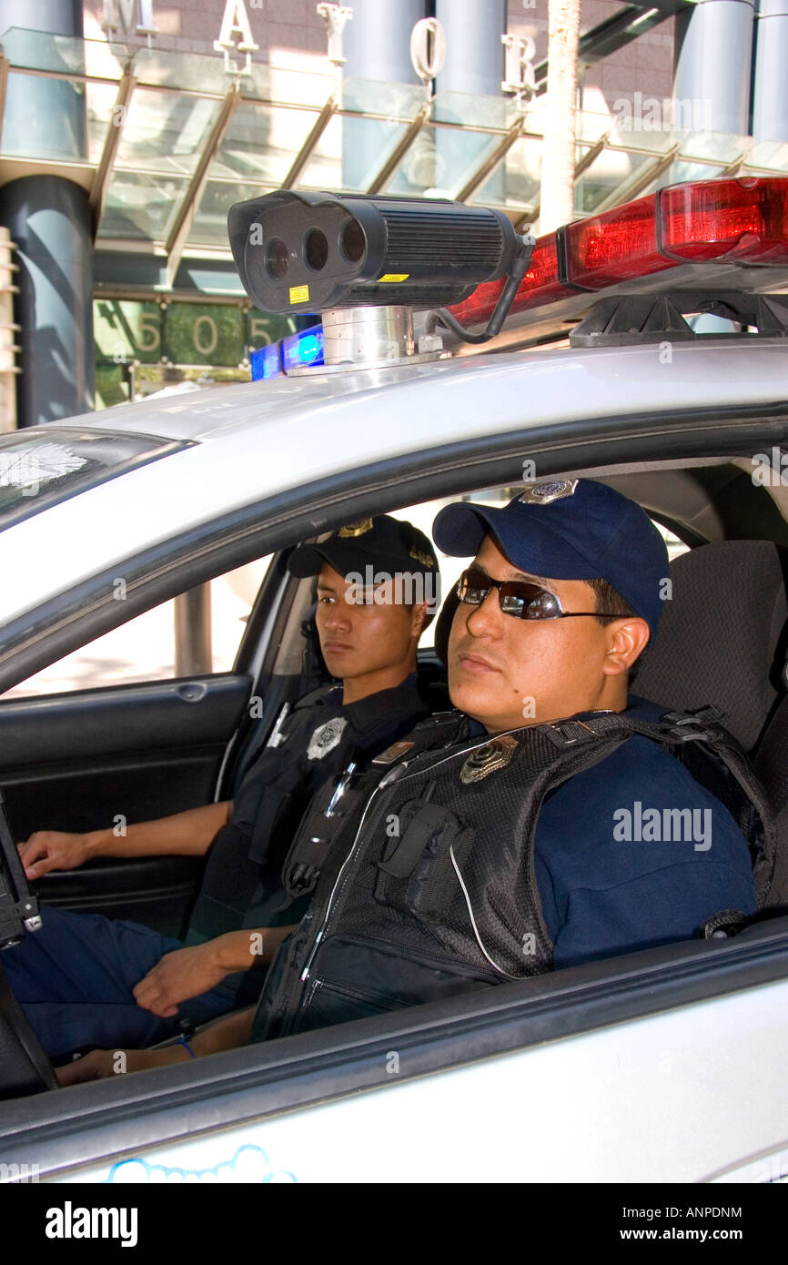 Polizisten sitzen in einem Polizeiauto in Mexico City, Mexiko. Stockfoto