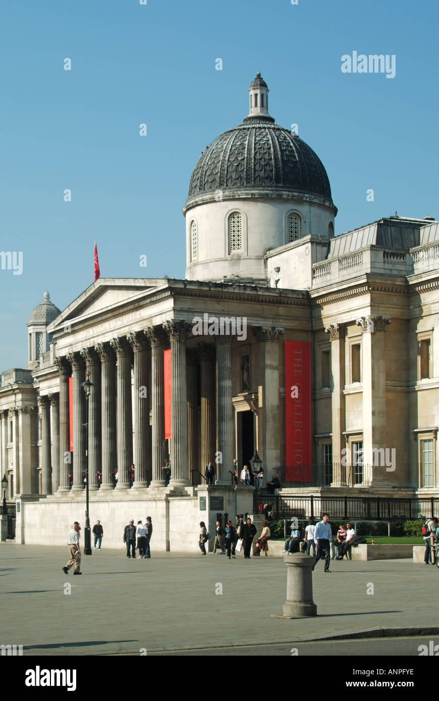 National Gallery Kunstmuseum ursprünglicher Haupteingang und Kolonnade auf dem Golfplatz mit Blick auf den Trafalgar Square in der City of Westminster London England UK Stockfoto