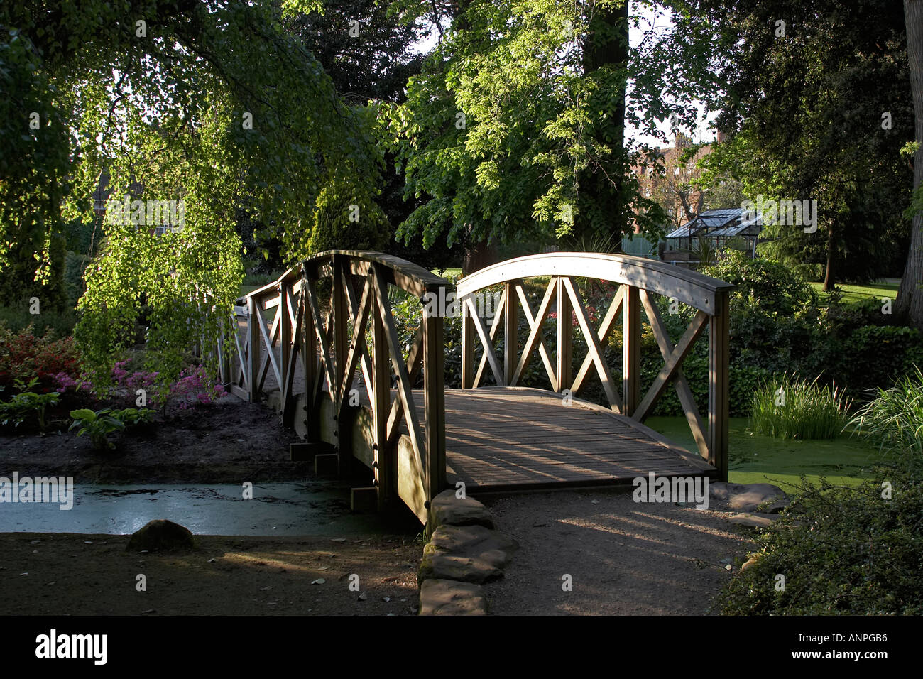 Woden Brücke im Garten von York Haus Richmond Borough Council Twickenham London TW1 England Stockfoto
