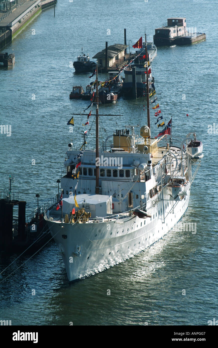 Themse die Königliche Yacht HNOMY KS Norge des Königs von Norwegen liegt an der Seite des Präsidenten der HMS bei einem Staatsbesuch in London, England, Großbritannien Stockfoto