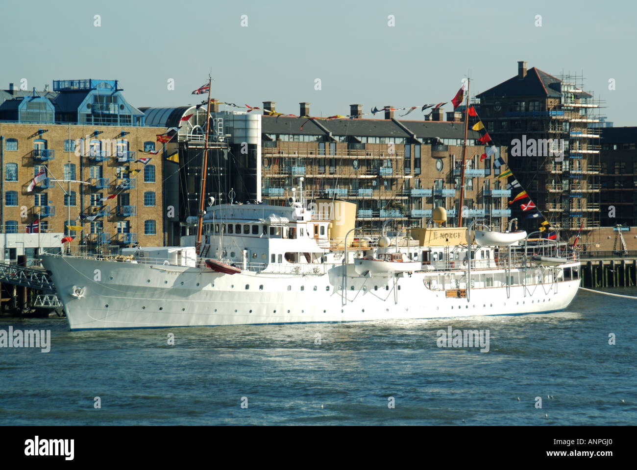 Die norwegische Royal Yacht HNOMY KS Norge des Königs von Norwegen günstig im Pool von London bei Flut auf der Themse auf Staatsbesuch in London, Großbritannien Stockfoto