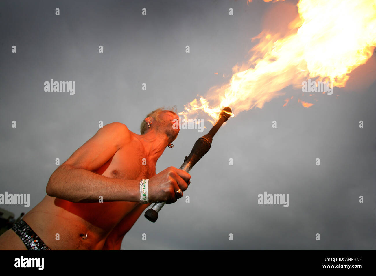 Zirkuskünstler tun Stunts auf BMX und Feuer zu speien Stockfoto