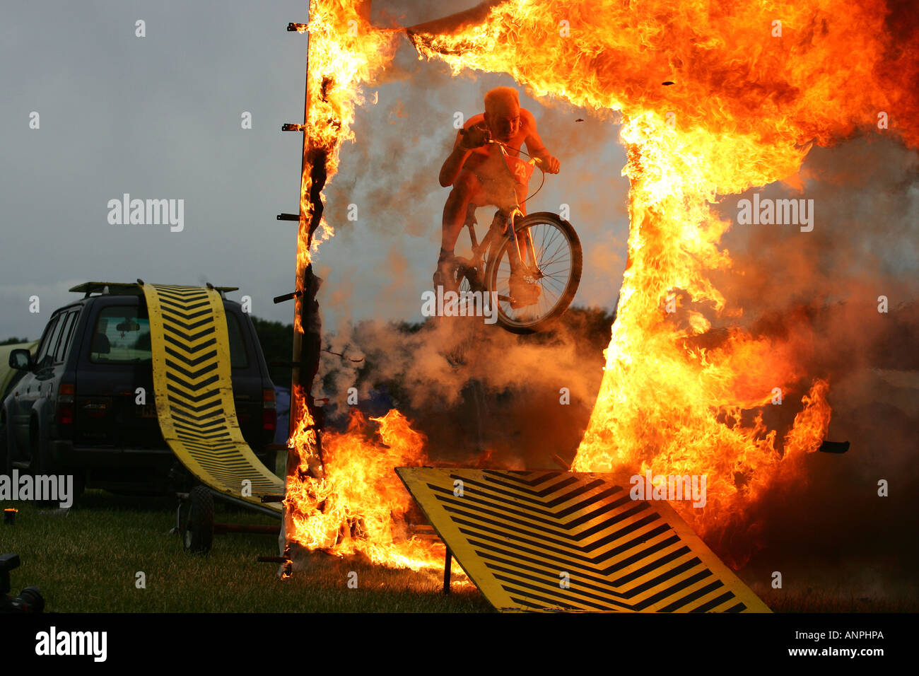 Zirkuskünstler tun Stunts auf BMX und Feuer zu speien Stockfoto