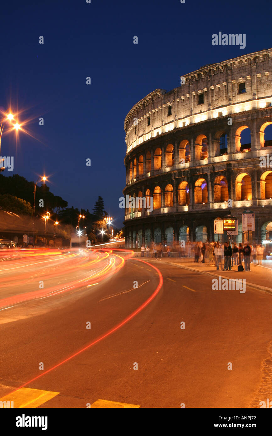 Kolosseum und Auto Lichter - Rom - Italien. Stockfoto