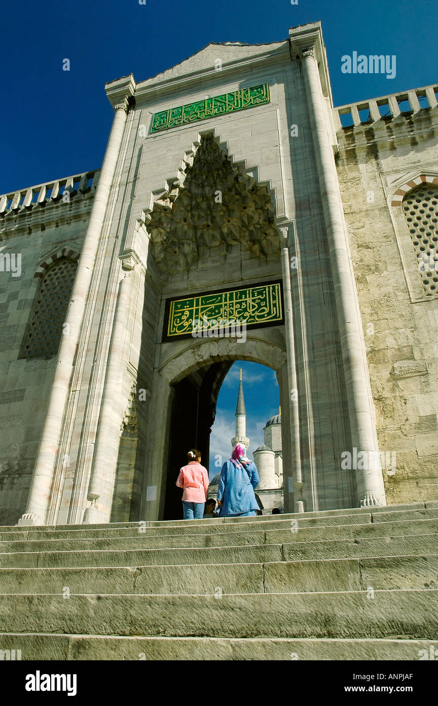 Eintritt in die blaue Moschee mit Mutter und Tochter betreten Stockfoto
