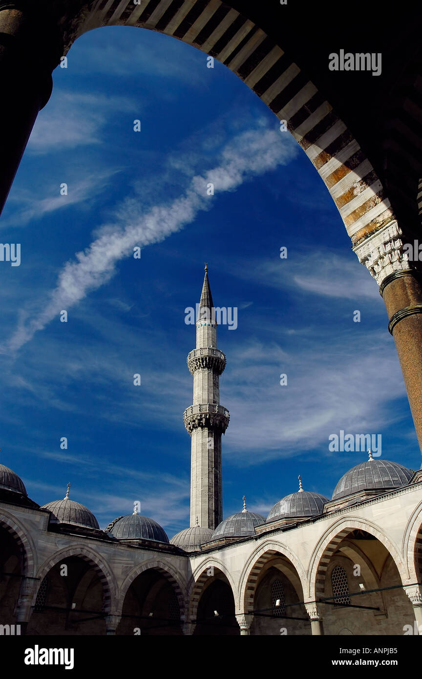 Arch-Kuppel Minarett Wolke blauer Himmel Süleymaniye-Moschee Stockfoto