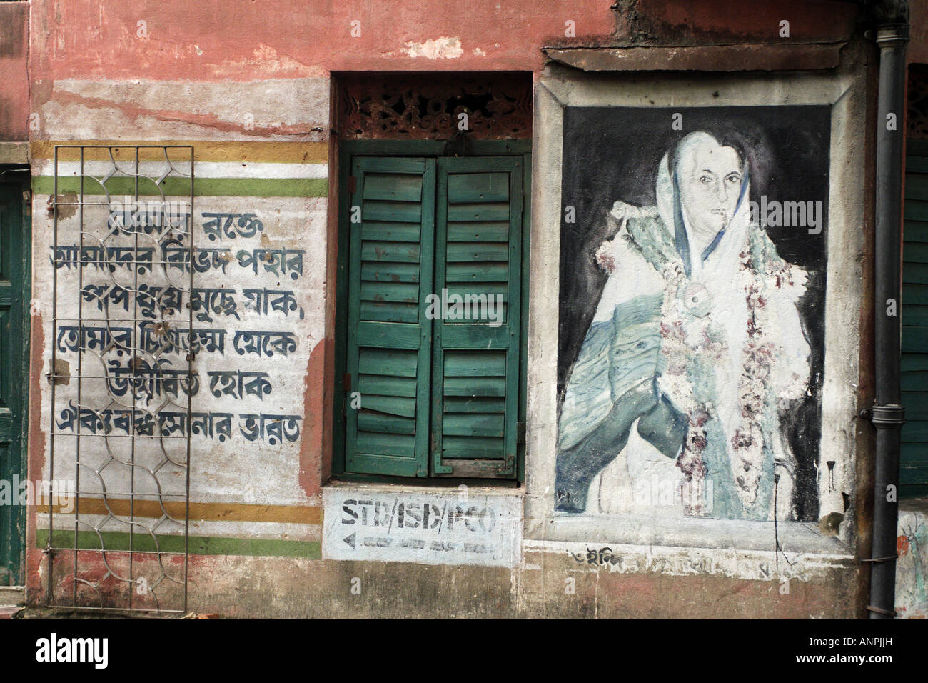 Bengali schreiben und ein Bild von dem späten indischen Premierminister Indira Gandhi, auf ein Streetside im Stadtteil Tollygunge. Stockfoto