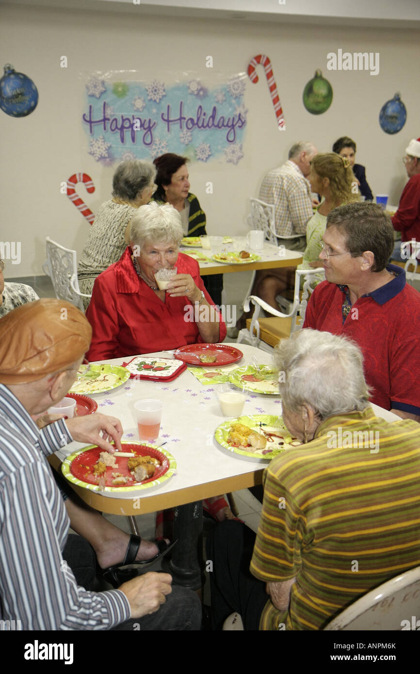 Miami Beach Florida, Presidential Wohnanlagen, Bewohner, Nachbarn, Tagungsraum, Party, Winterferien, Weihnachten, Tisch, Essen, Erwachsene Erwachsene Mann Männer männlich, wom Stockfoto