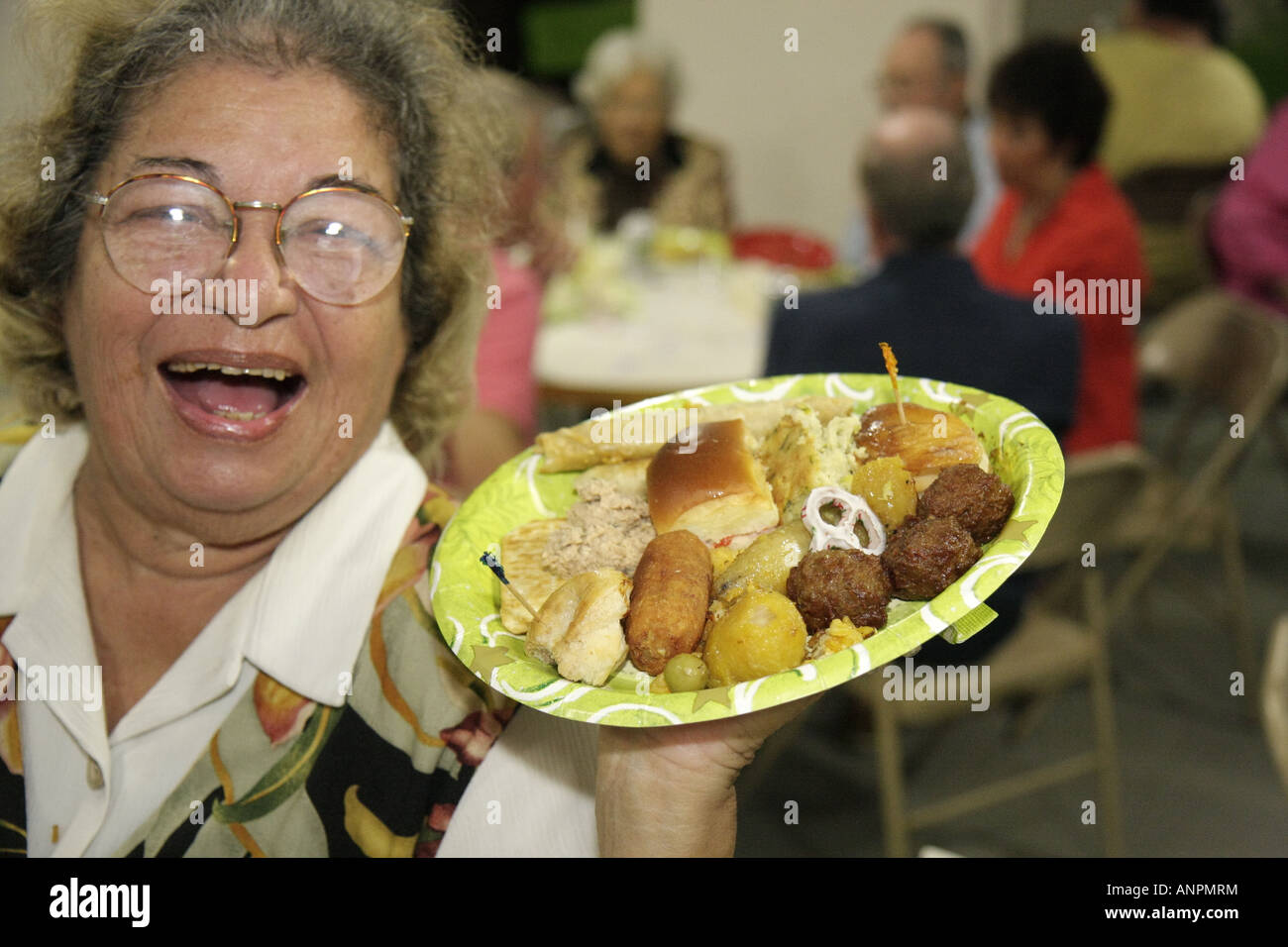 Miami Beach Florida, Präsidentschafts-Wohnanlagen, Bewohner, Nachbarn, Tagungsraum, Party, Winterferien, Weihnachten, Hispanic Latino ethnischen Einwanderer Stockfoto