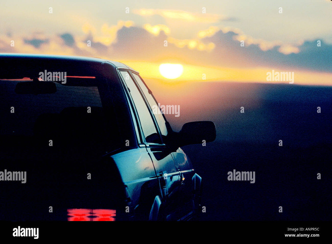 Auto fahren in den Sonnenuntergang Stockfoto