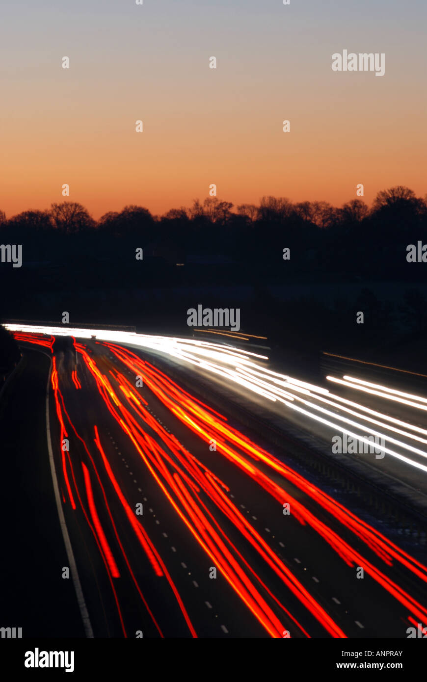 M40 Autobahn bei Dämmerung, Warwickshire, England, UK Stockfoto