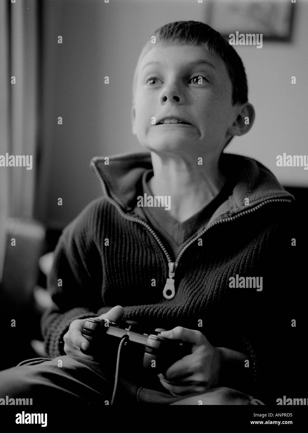 Junge auf einem Playstation spielen Stockfoto