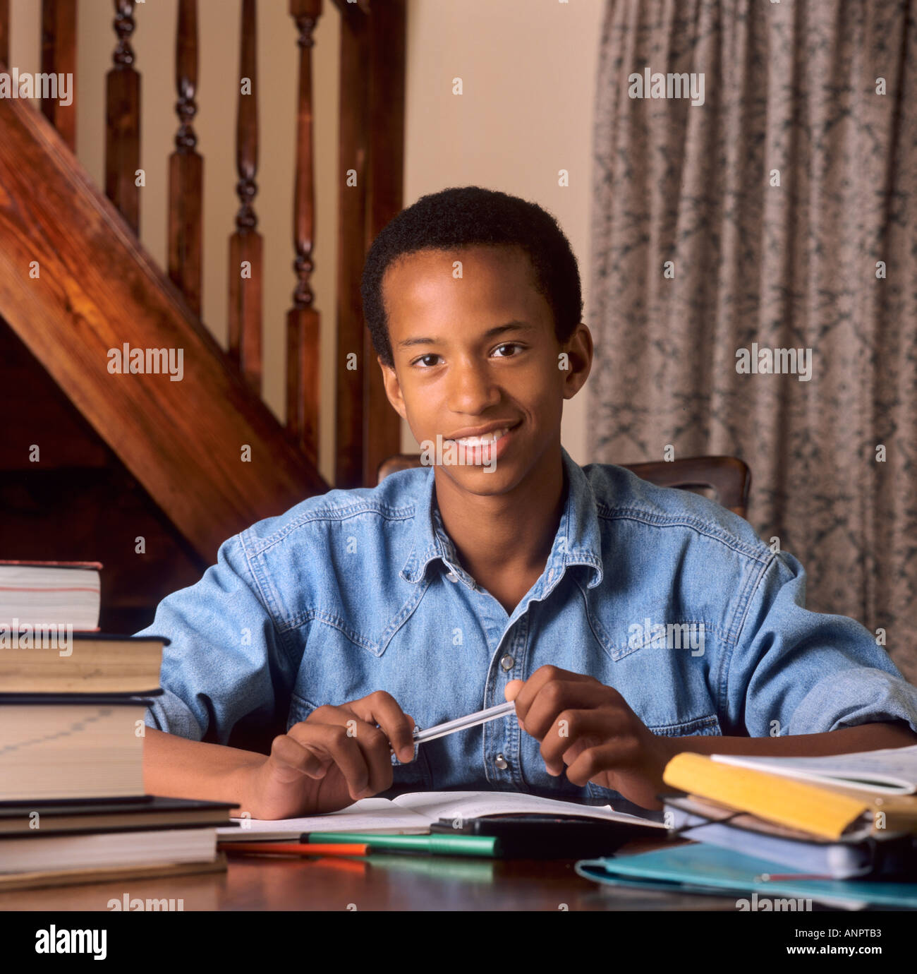 Hausaufgaben schwarze afrikanische Schüler während seiner Schule Hausaufgaben zu Hause Portrait von Stattlichen lächelte zuversichtlich in Afrika, im Karibischen Raum Jugendlicher 15-17 Jahre Stockfoto