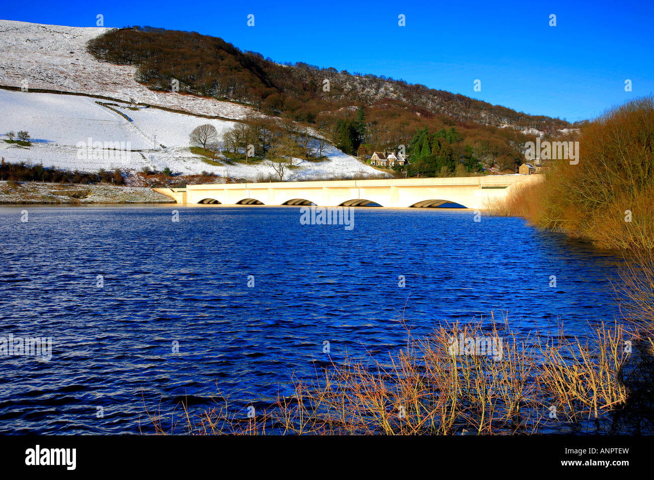 Winter Schnee Crook Hill A57 Straßenbrücke am Ashopton Ladybower Vorratsbehälter oberen Derwent Valley Peak District National Park Derbys Stockfoto