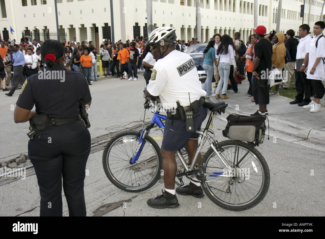 Miami Florida, Overtown, Booker T. Washington High School, Campus, öffentliche Bildung, Campus, Fußballmeister des Bundesstaates, Feier, Teenager Teenager Teenager Teenager Stockfoto