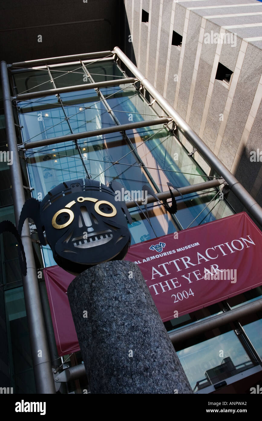 Metallmaske Emblem im Royal Armouries Nationalmuseum von Waffen und Rüstungen in Leeds, West Yorkshire England Stockfoto