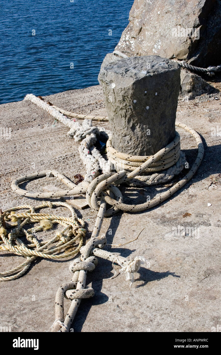 Stein-Capstan und Seile für Fischerboot. Kilbaha, County Clare, Irland Stockfoto