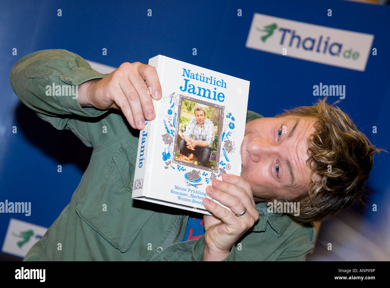 Starkoch Jamie Oliver beim deutschen Start seines Buches "Jamie at Home" bei Thalia in Hamburg 11. November 2007, Deutschland Stockfoto