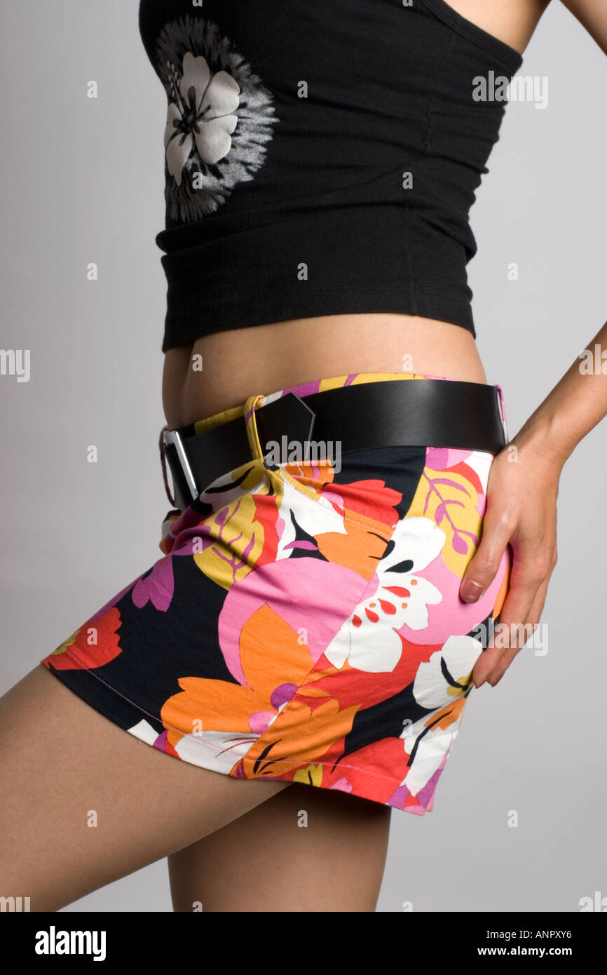 Schöne asiatische chinesische Frau im modernen Kleid mit kurzen Rock Stockfoto