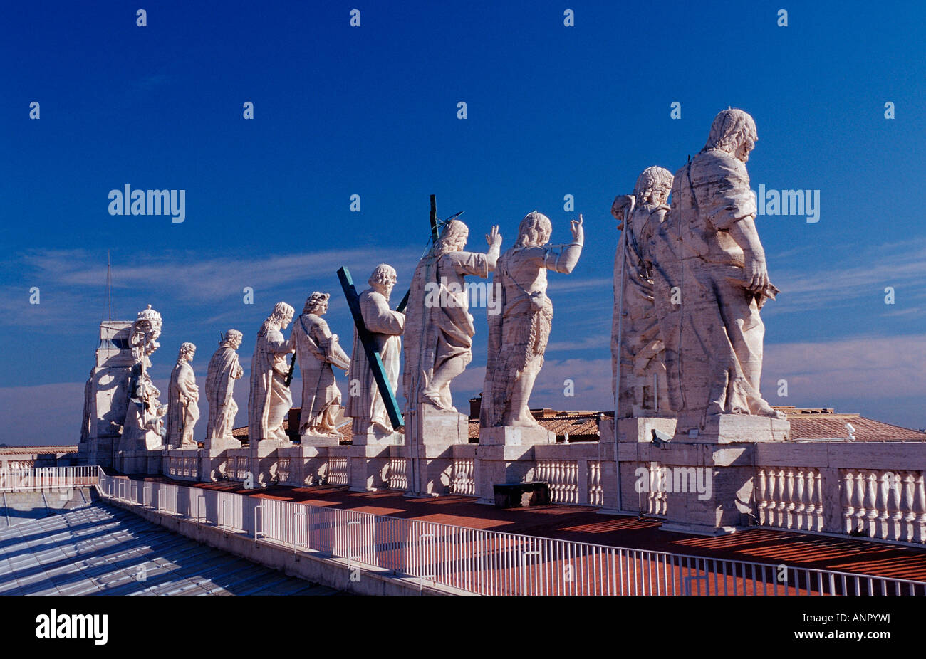 Statuen von Heiligen St Peters Basilica Italien Rom Vatikanstadt Stockfoto