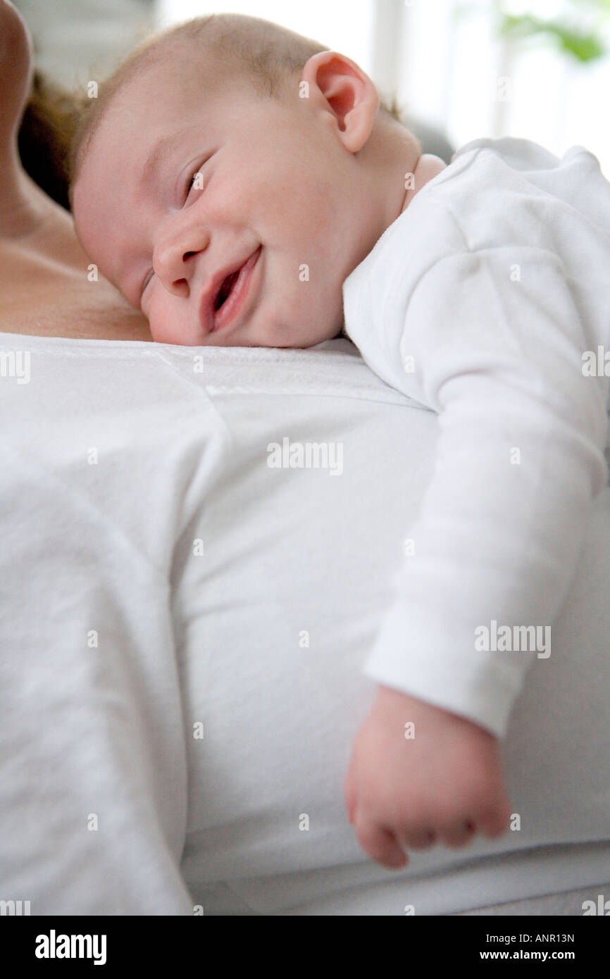 Porträt eines lächelnden Neugeborenen Stockfoto