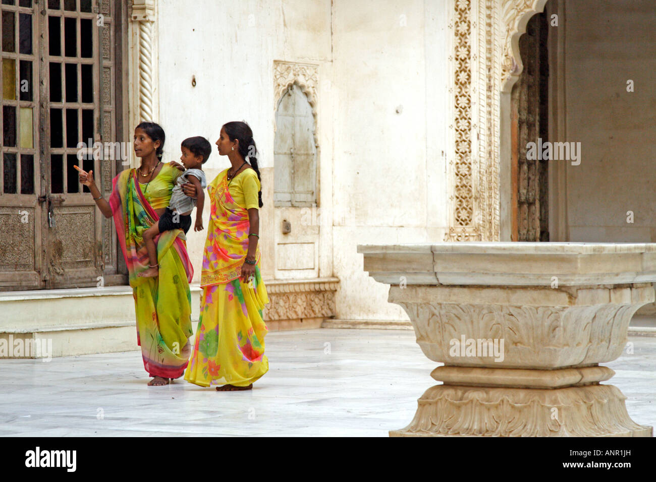 Indische Frauen in einem Innenhof oh Meherangarh Fort Palace in Jodhpur, Indien Stockfoto