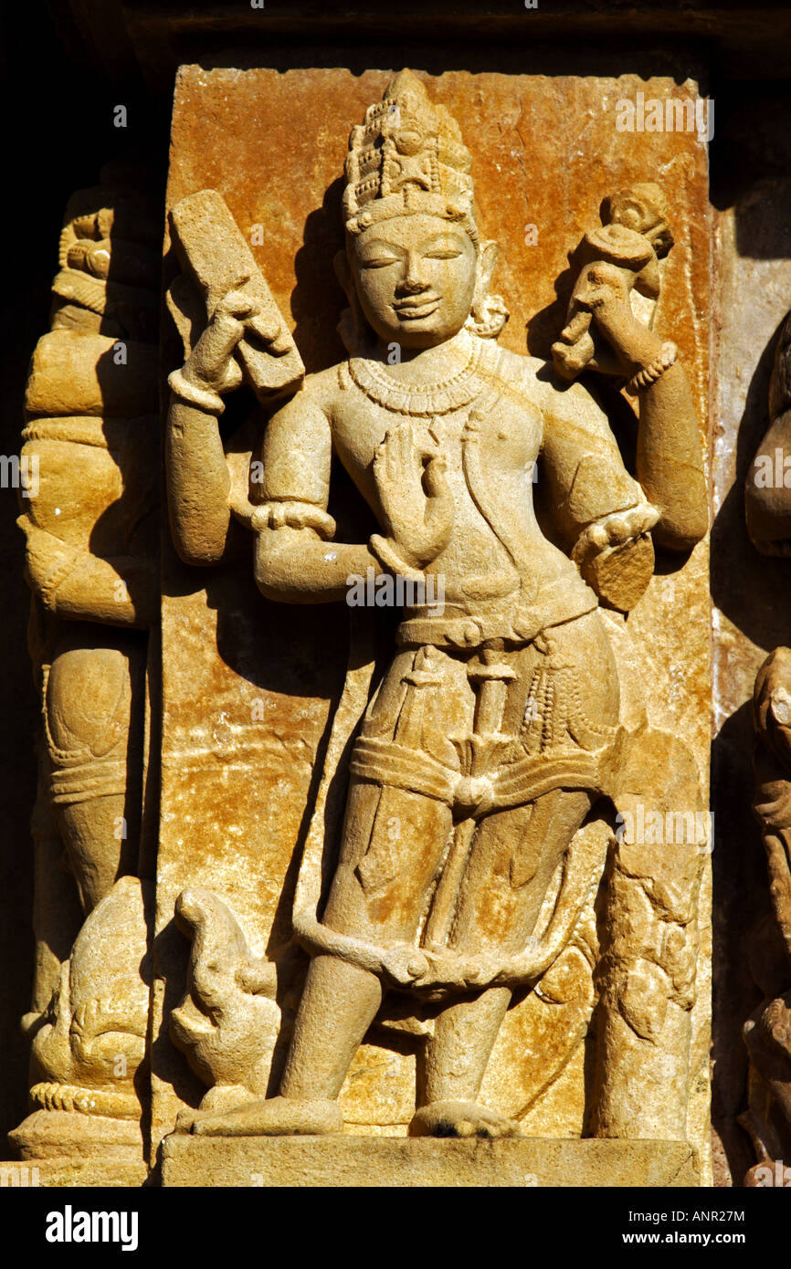 Detail einer plastischen Relief Skulptur eines Hindu Gottes auf einen Tempel der westlichen Gruppe in Khajuraho, Indien Stockfoto
