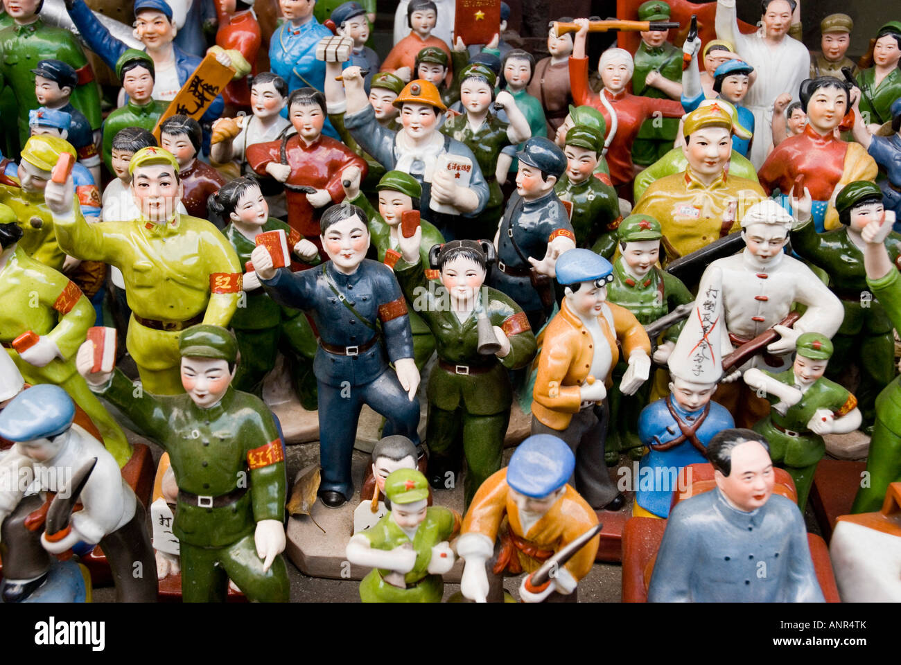 Revolutionäre Ära Puppen zum Verkauf in Dongtai Antiquitäten Markt, Shanghai, China Stockfoto