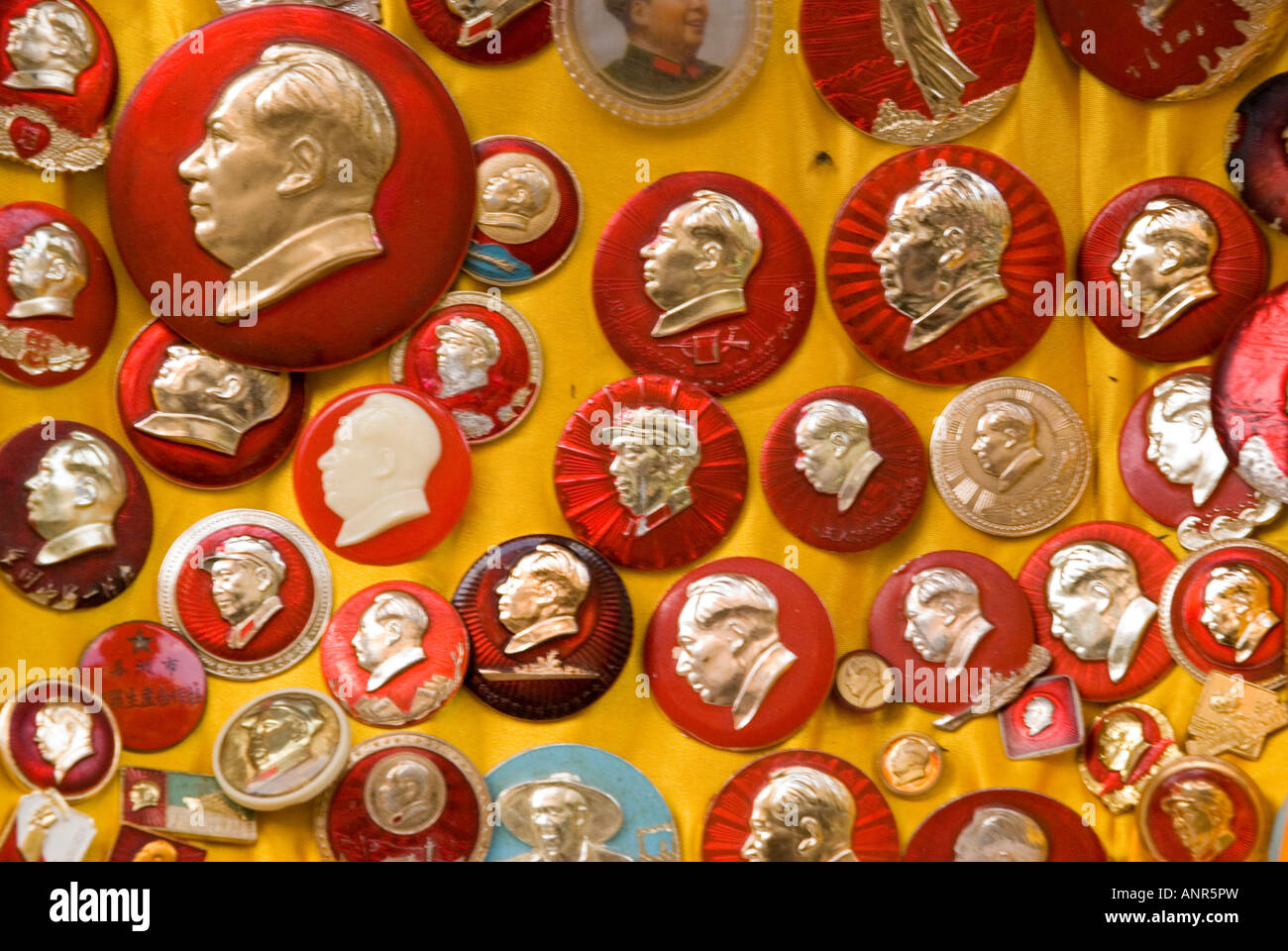 kulturelle Revolution Ära Abzeichen für Verkauf in Dongtai Antiquitäten Markt, Shanghai, China Stockfoto