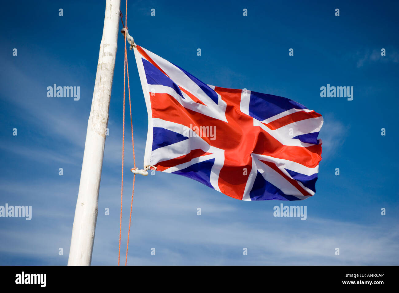 Union Jack britische Flagge auf einem verwitterten Fahnenstange Stockfoto
