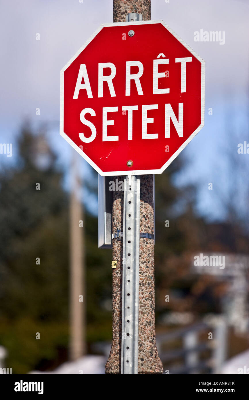 Zweisprachig Französisch Huron Stopp-Schild in Wendake Huron reservieren am Stadtrand von Québec (Stadt) Stockfoto