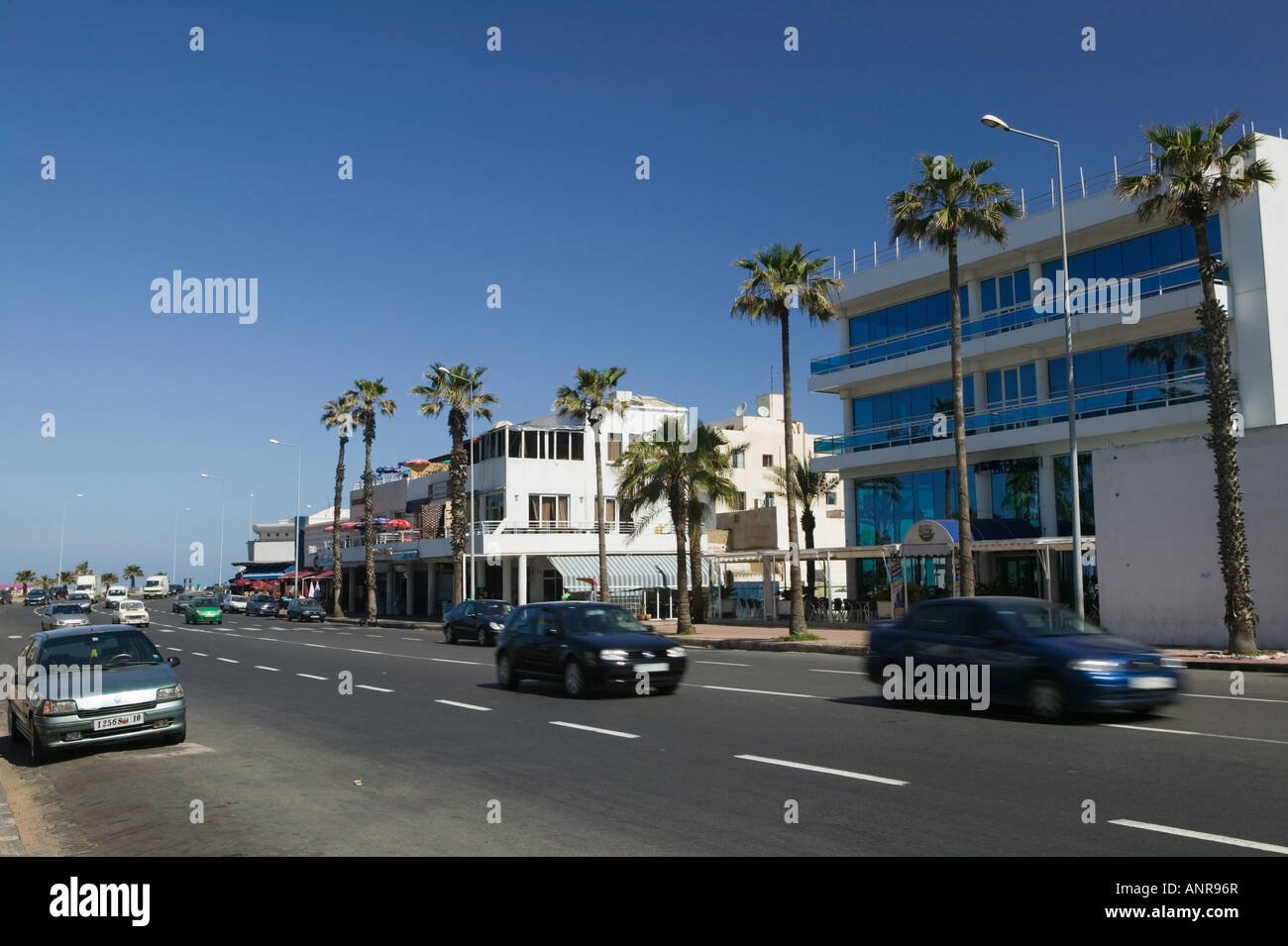 Marokko, Atlantikküste, CASABLANCA (AIN DIAB): Entlang der Corniche AIN DIAB / Pkw-Verkehr Stockfoto