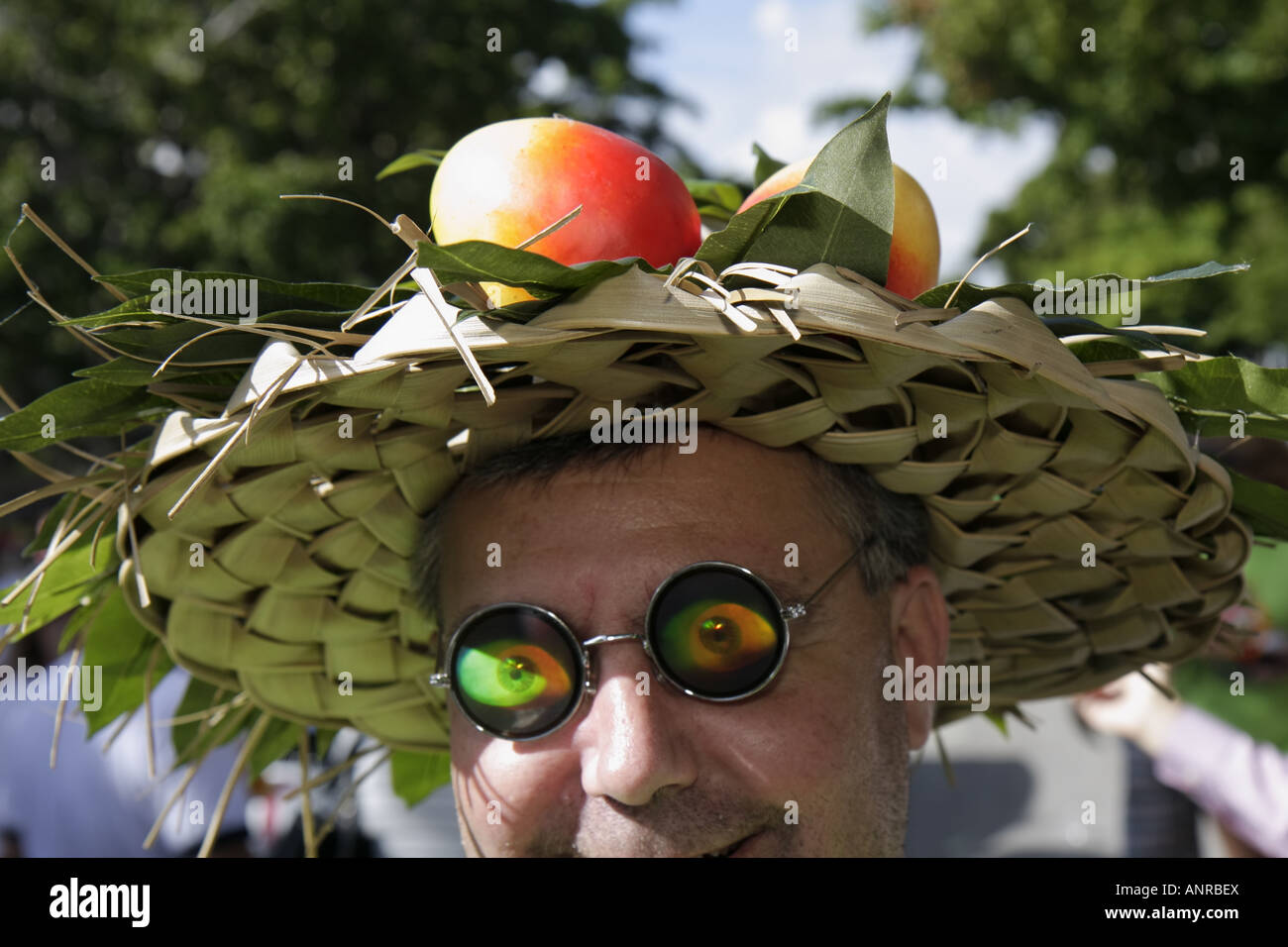 Miami Florida, Coconut Grove, King Mango Strut, jährliche Satire Parade, lustig, Humor, humorvoll, Humor, humorvoll, Parodie, Mann Männer männlich, Strohhut, lustiges Glas Stockfoto